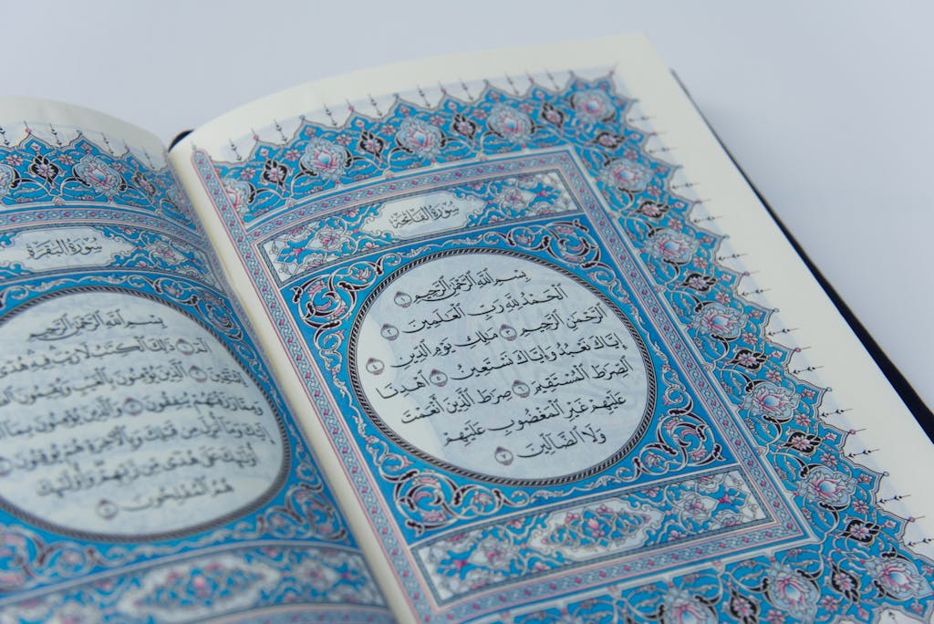 Pages of a Holy Book-القُرْآنُ الكَرِيمُ باللغةِ الألْمَانِيَّةِ